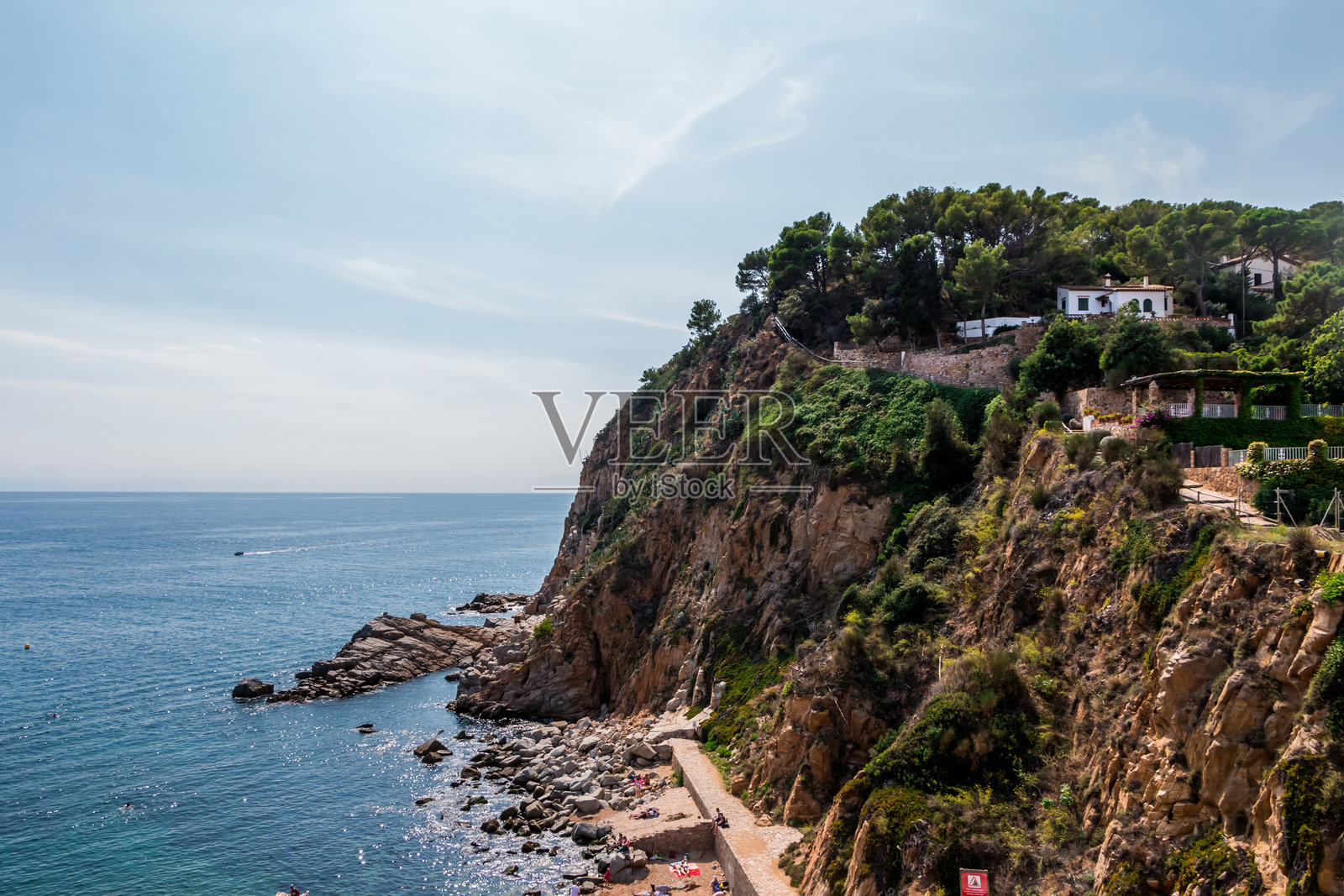 从地中海和托萨德马，布拉瓦海岸，加泰罗尼亚城市的岩石海岸的顶部观看。西班牙。美丽的海景照片摄影图片