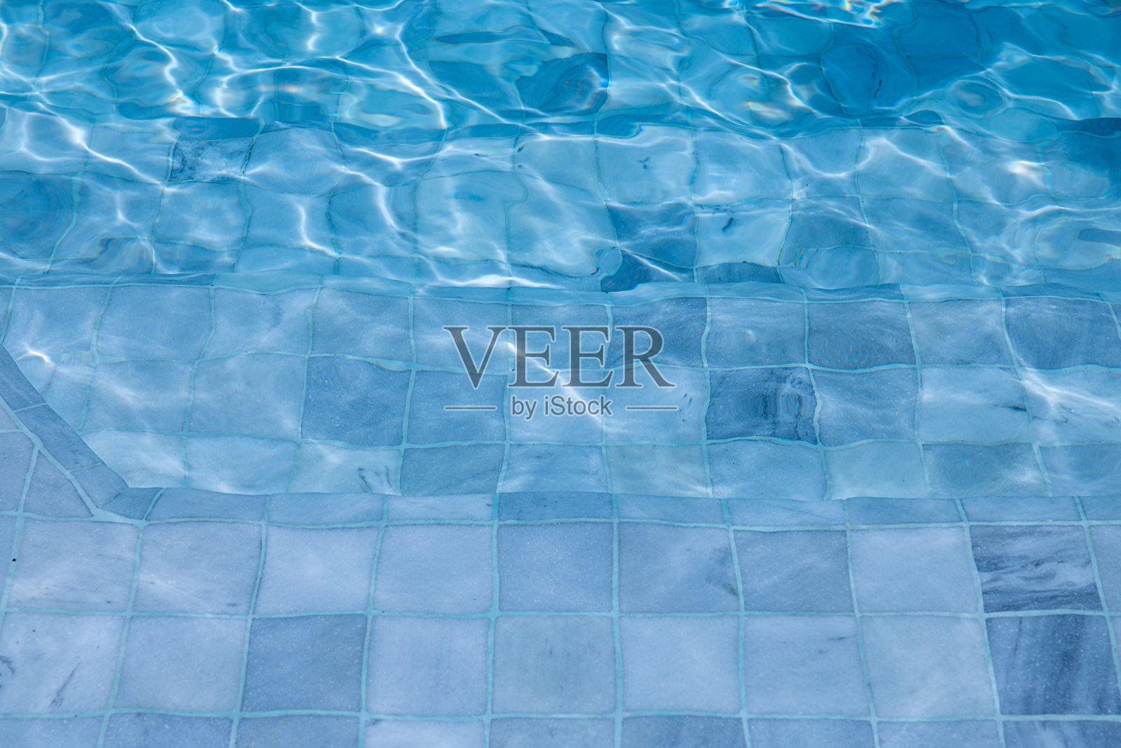 蓝色水池表面与阳光反射照片摄影图片