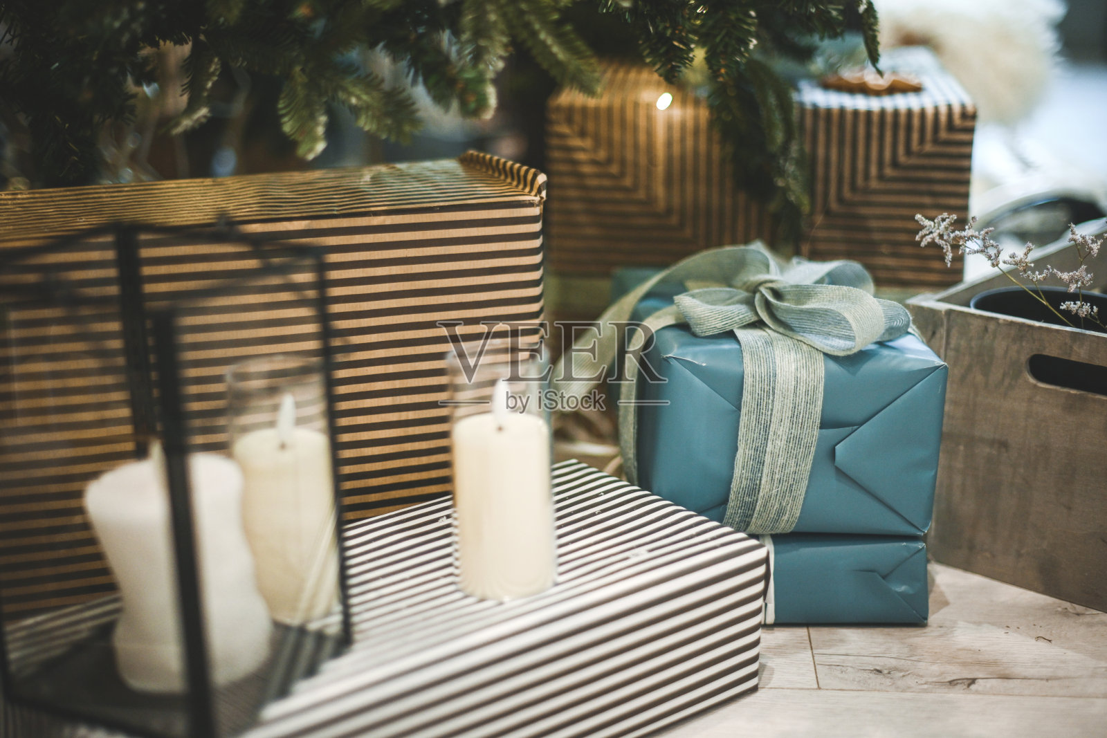 圣诞树、礼物和圣诞装饰品照片摄影图片