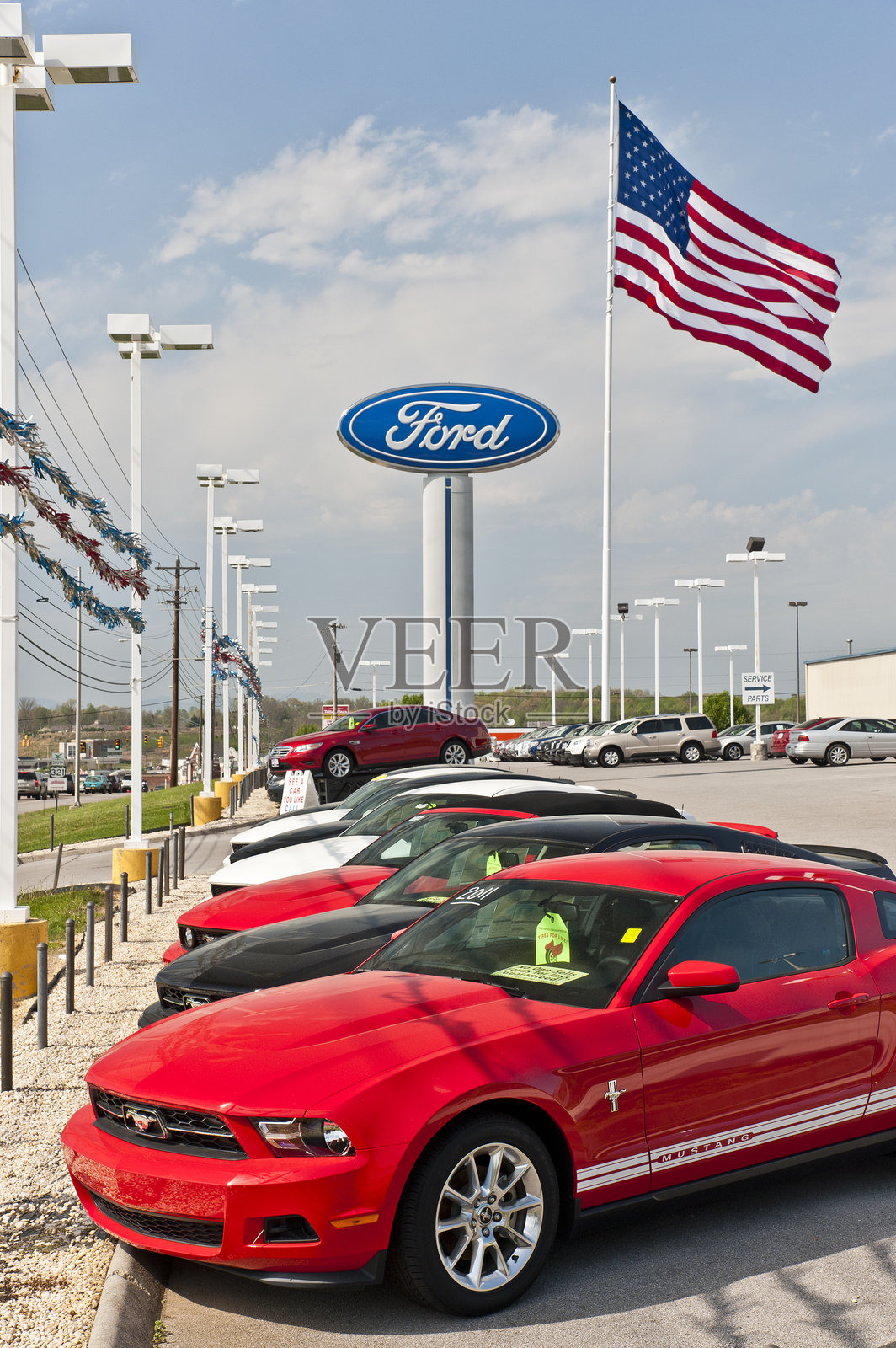 美国国旗飘扬在福特野马上照片摄影图片