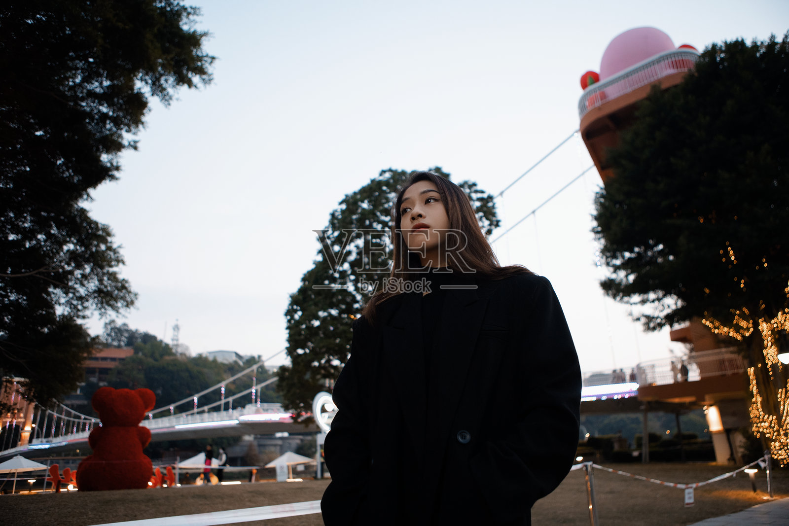 时髦的美女晚上在公园散步照片摄影图片