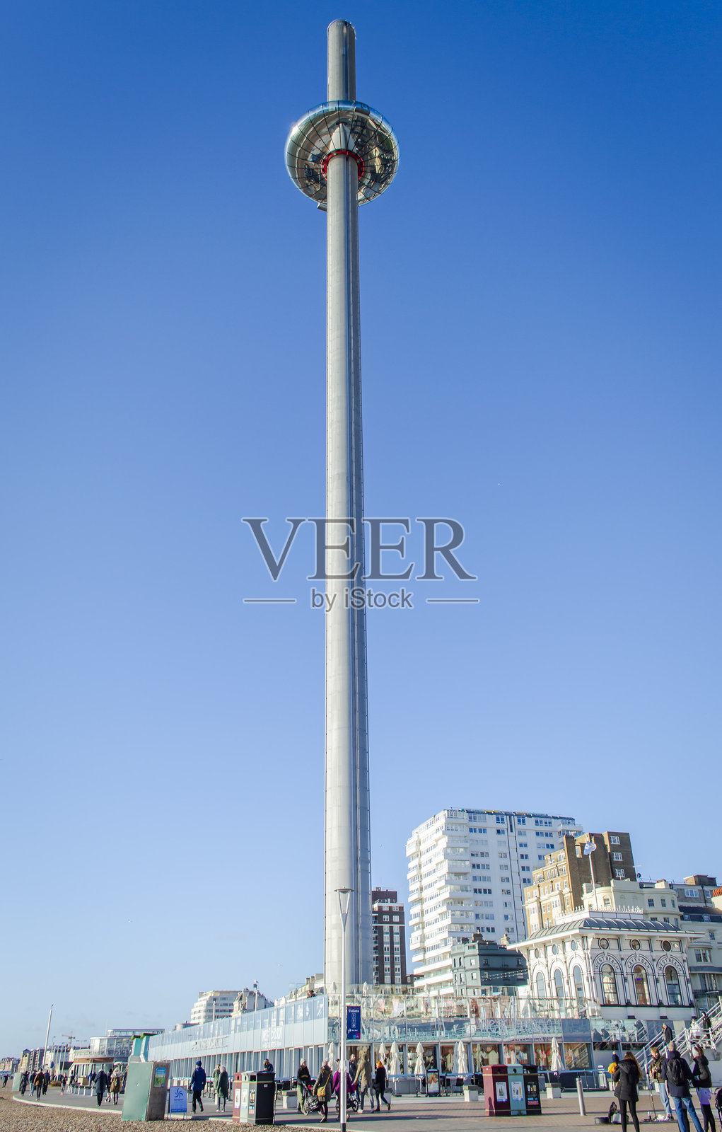 在阳光明媚的日子里，布莱顿i360的全景与顶部的玻璃吊舱。照片摄影图片