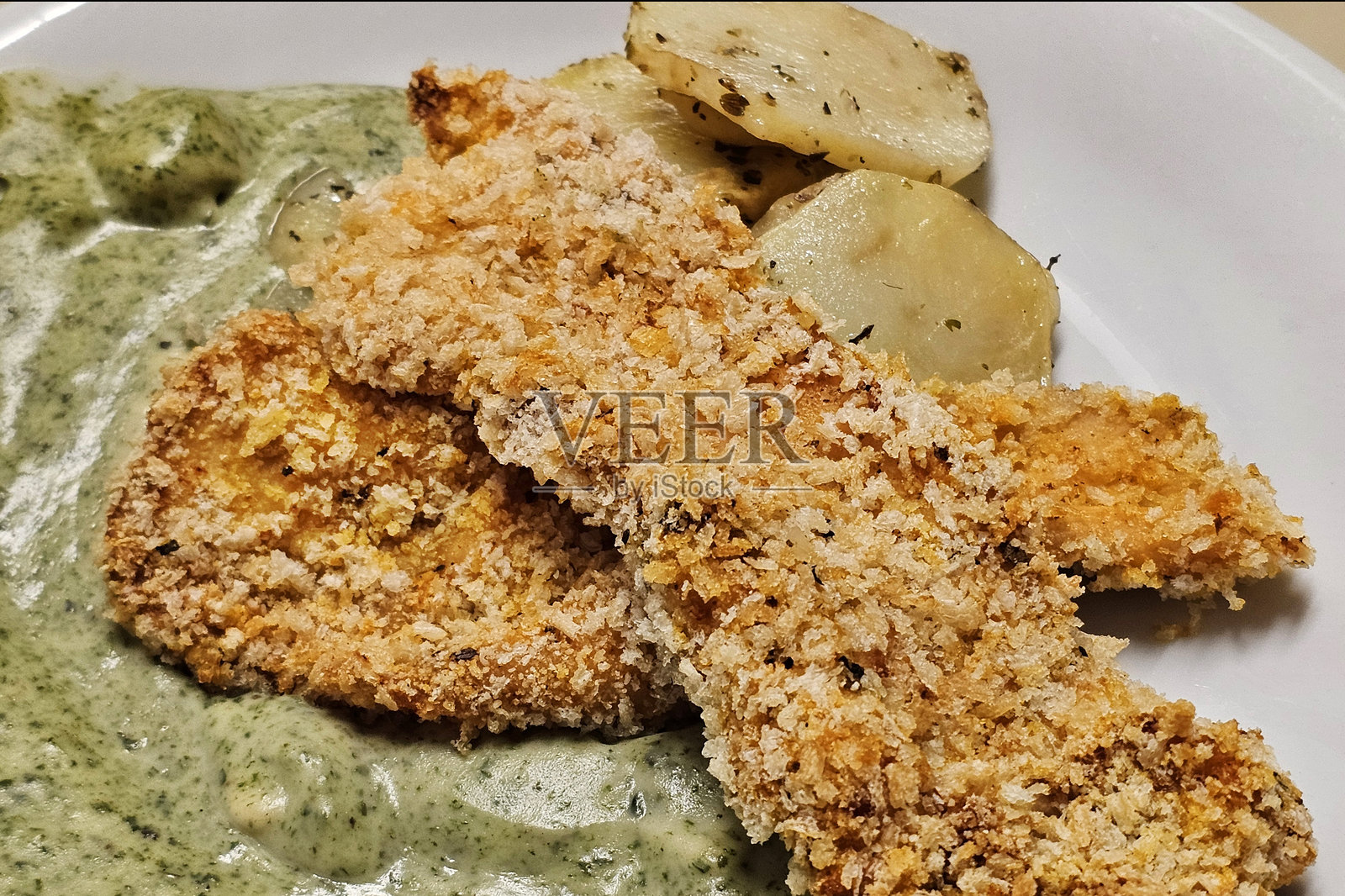 面包屑鸡肉配奶油菠菜照片摄影图片