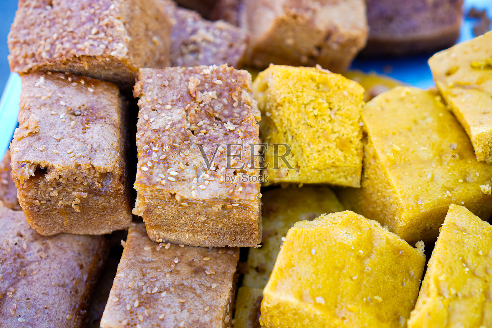 云南白芝麻饼在一个新鲜市场的小吃摊上排队出售，素食甜点照片摄影图片