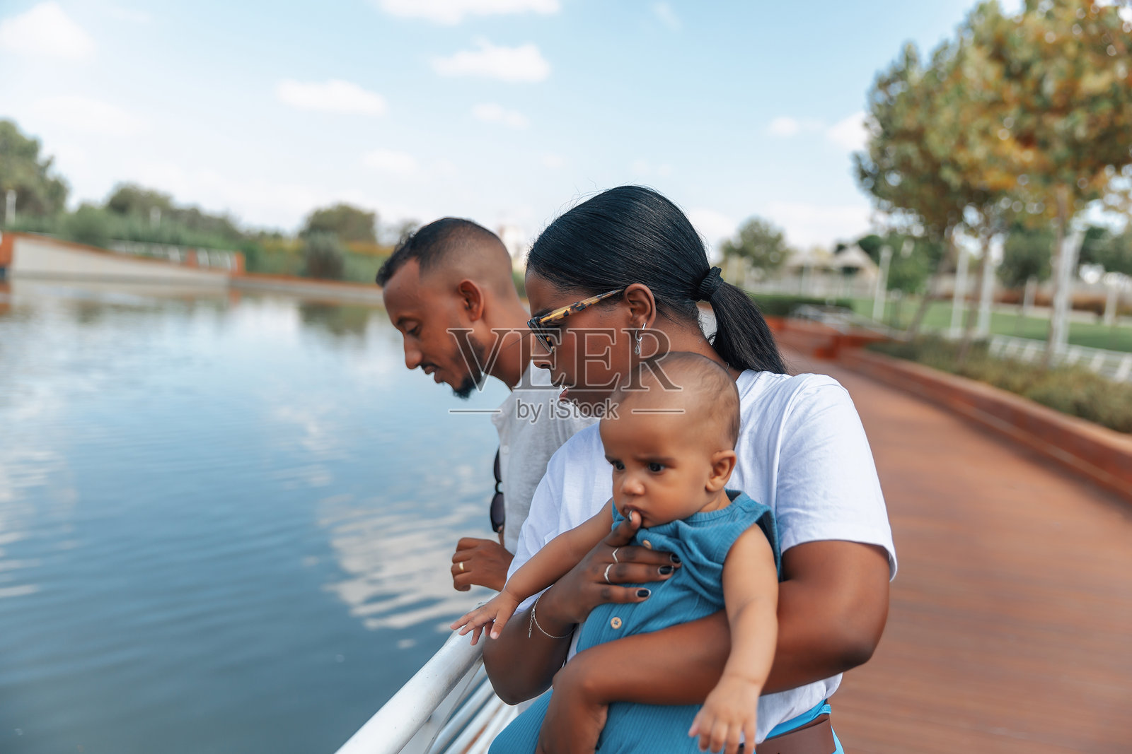 父母带着孩子观赏湖景照片摄影图片