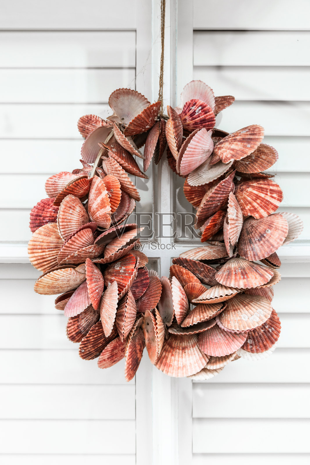 贝壳花环挂在海边房子的前门上照片摄影图片