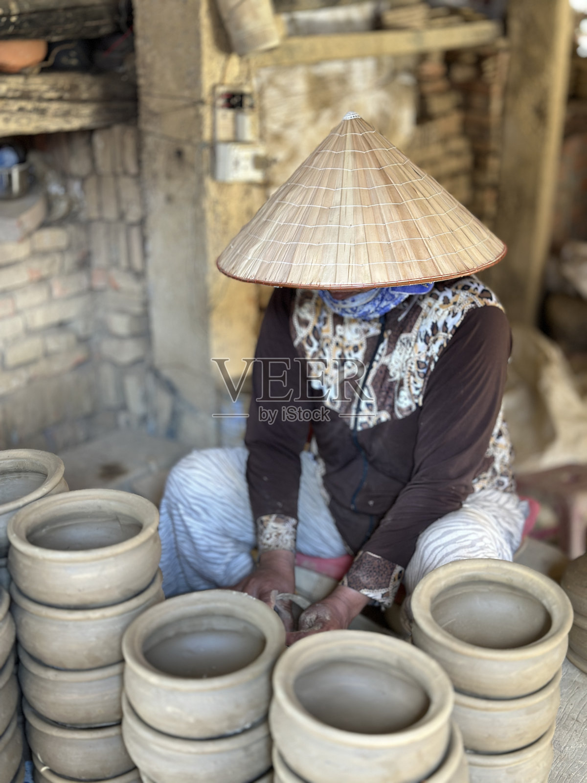 制作陶瓷的妇女照片摄影图片