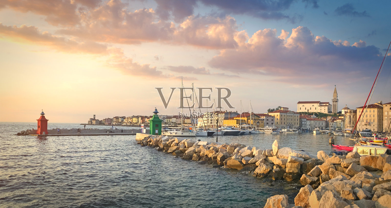 黄昏时分的皮兰镇照片摄影图片