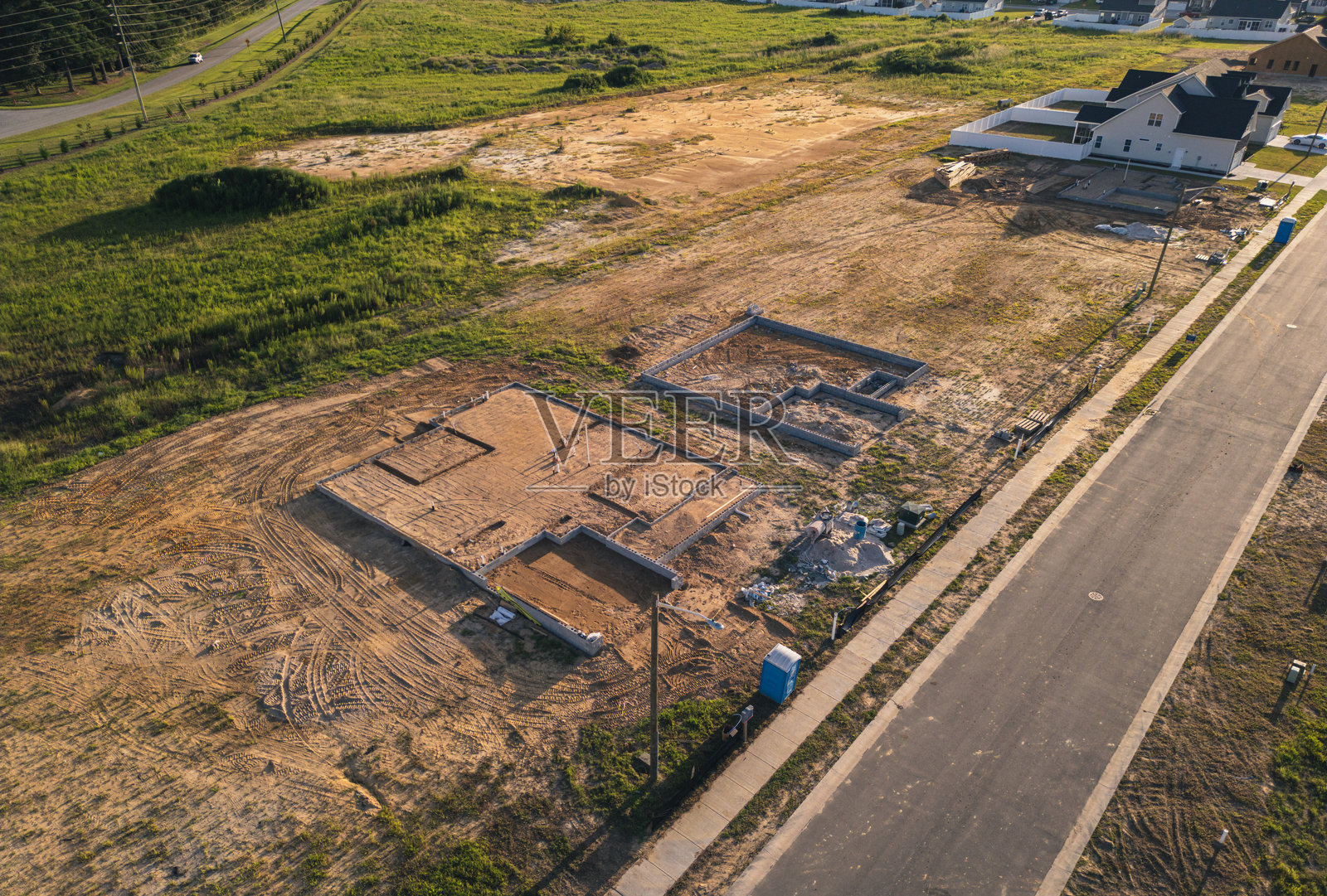 用于混凝土板的煤渣砖 - 在建新房照片摄影图片