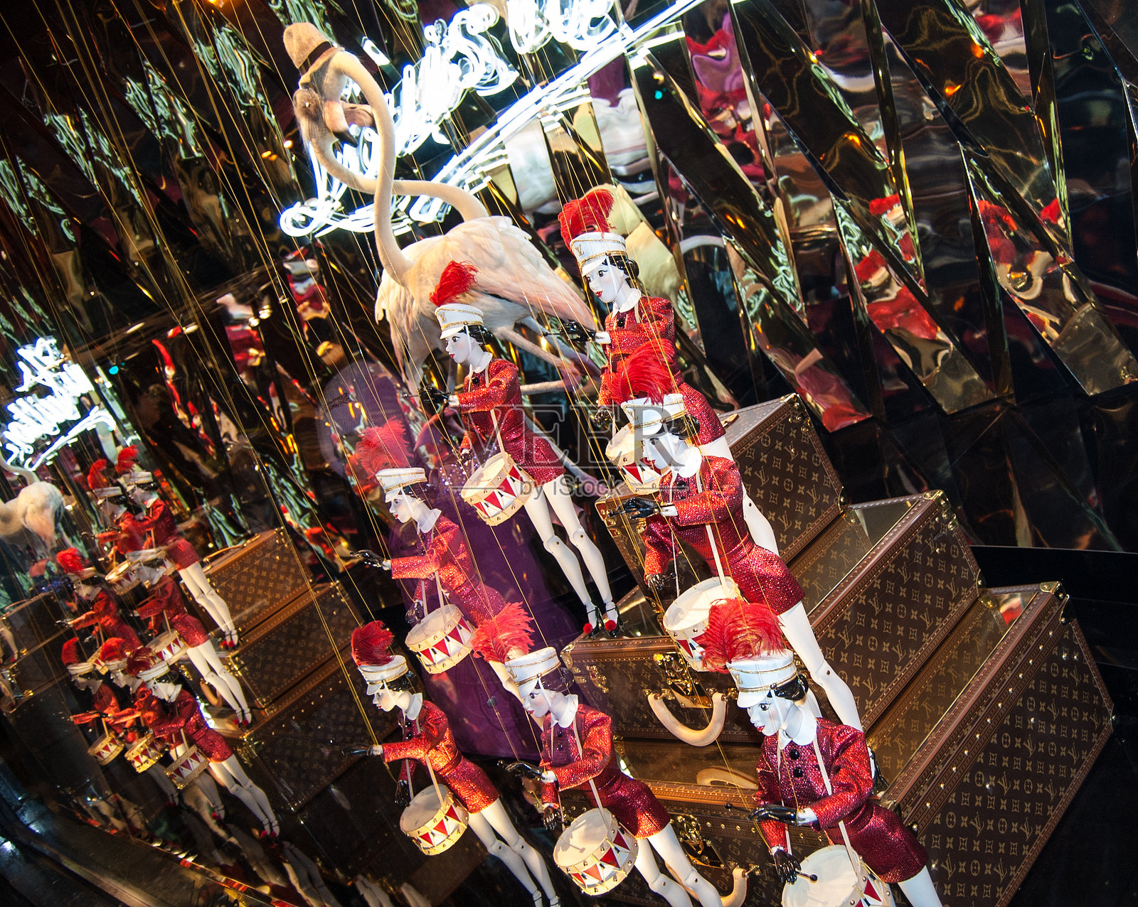 老佛爷百货商店橱窗里的圣诞装饰。照片摄影图片