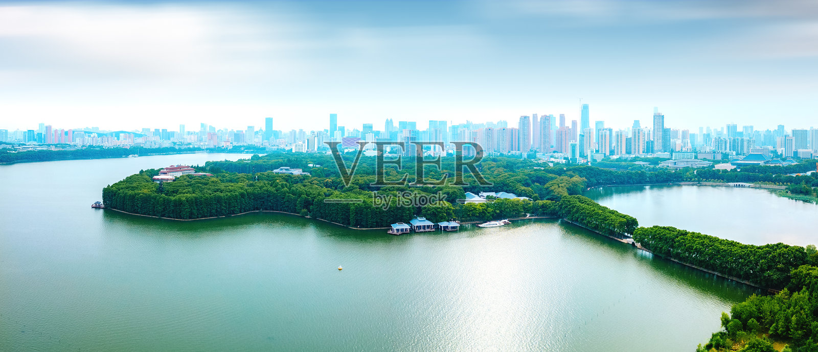 武汉市东湖公园及城市高层建筑航拍图照片摄影图片