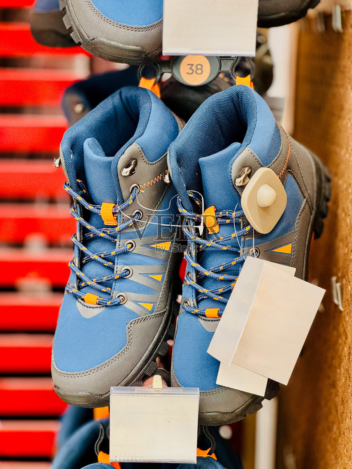 一双蓝色运动鞋陈列在鞋架上照片摄影图片