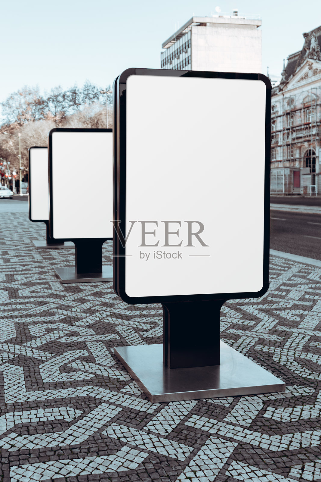 城市人行道上的空白广告牌照片摄影图片