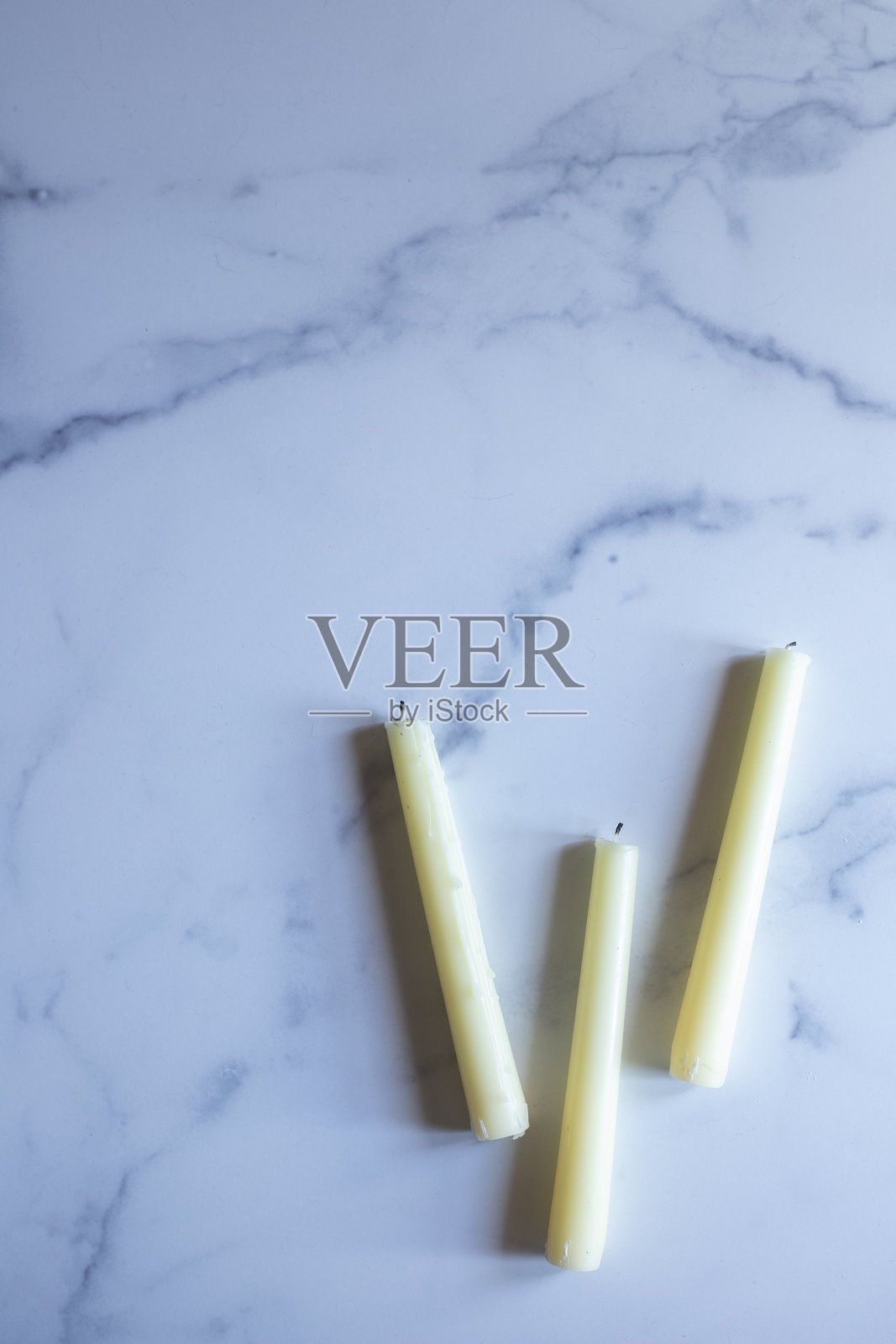 三象牙锥形蜡烛大理石背景-极简主义和优雅的组成照片摄影图片