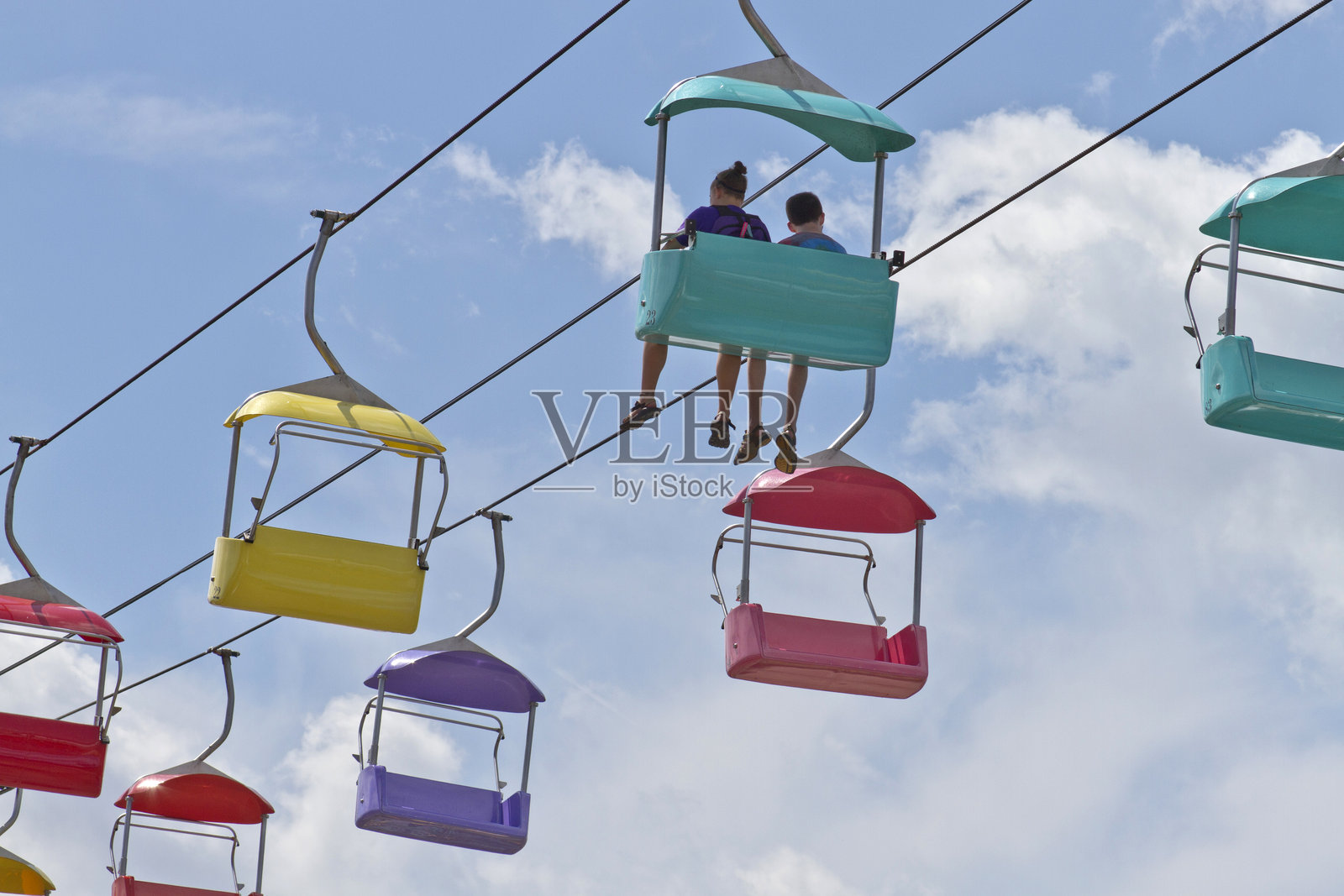 孩子们乘坐电车穿过蓝天照片摄影图片