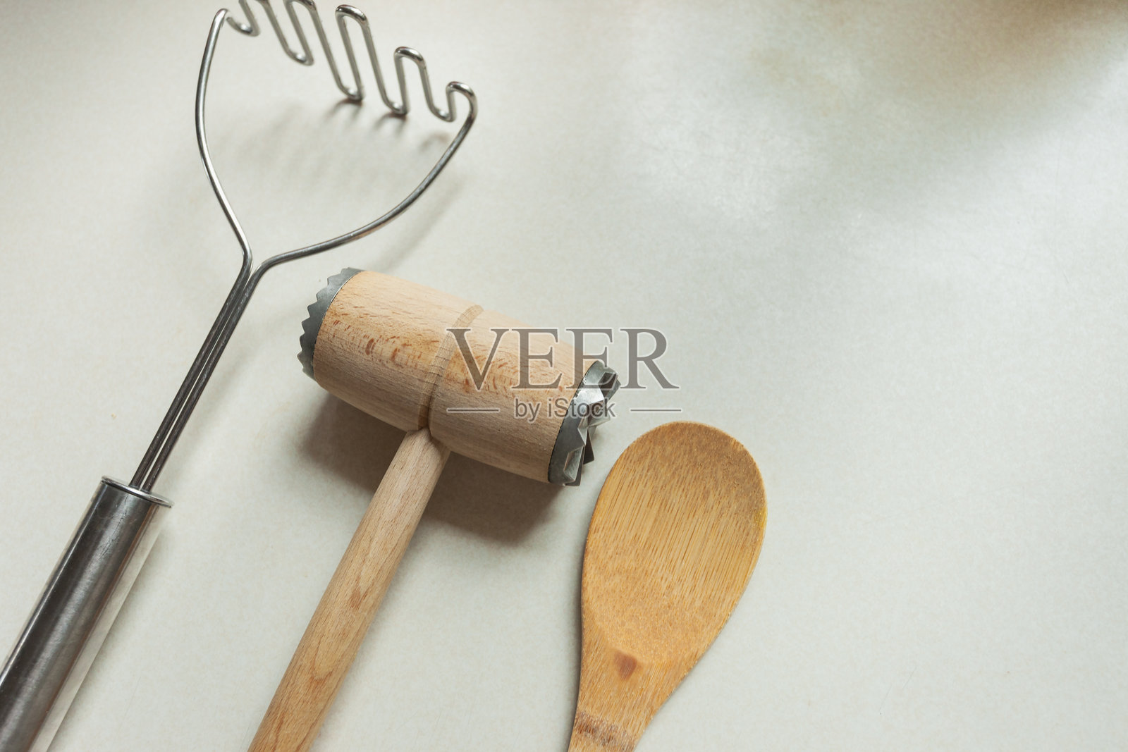 厨房用具，用于土豆泥和木勺肉嫩照片摄影图片