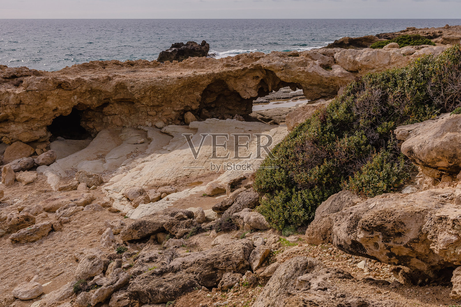 塞浦路斯帕福斯地中海沿岸多岩石。照片摄影图片
