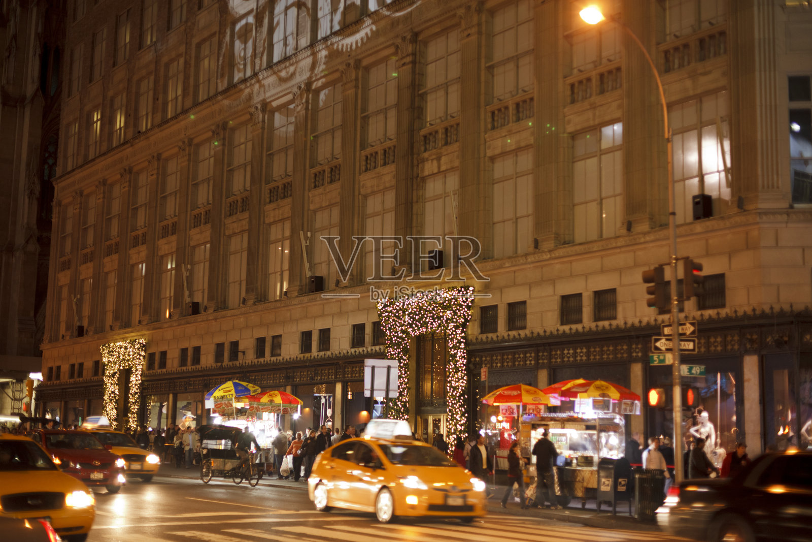 曼哈顿第五大道Saks夜景店照片摄影图片