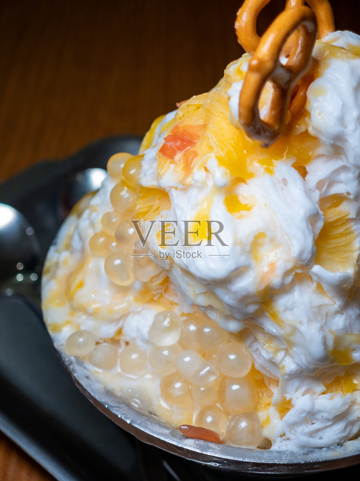 刨冰放在盘子里照片摄影图片