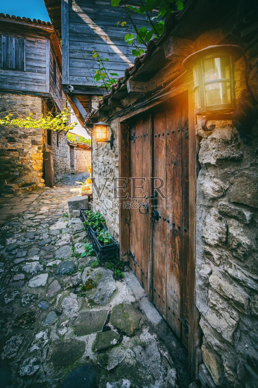 保加利亚内塞巴尔古城的历史建筑，大气的咖啡馆和狭窄的街道照片摄影图片