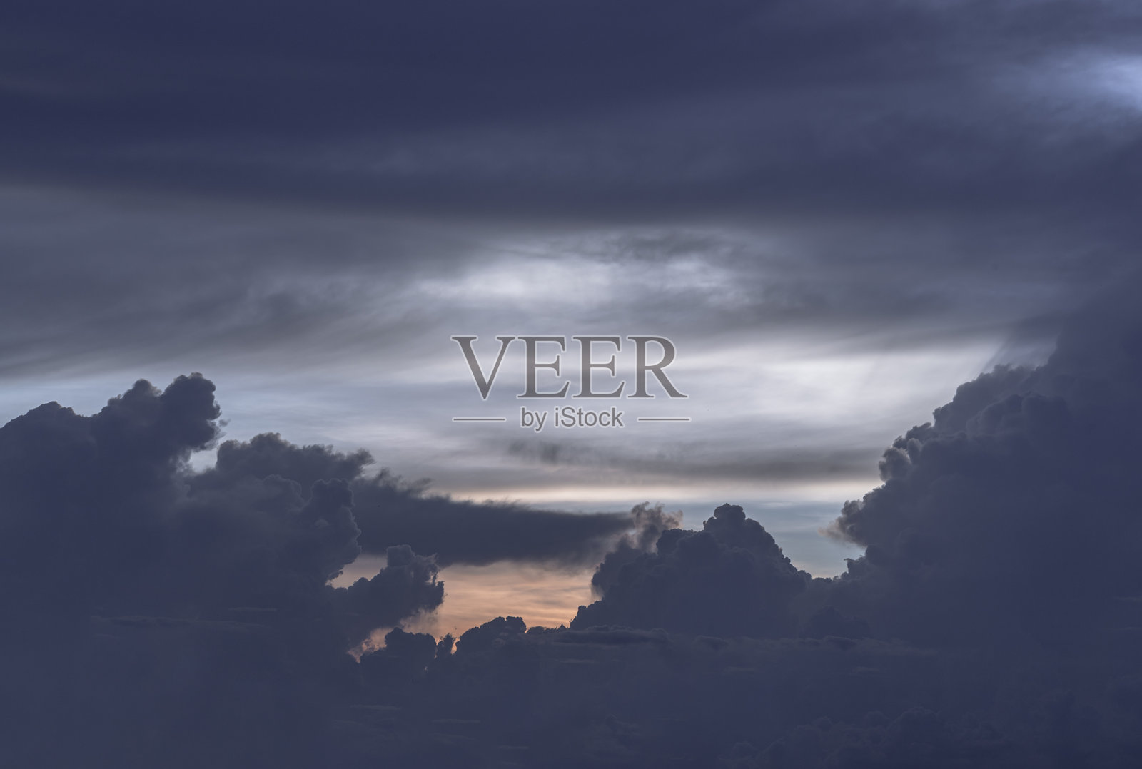 天空被令人惊叹的云覆盖着。照片摄影图片