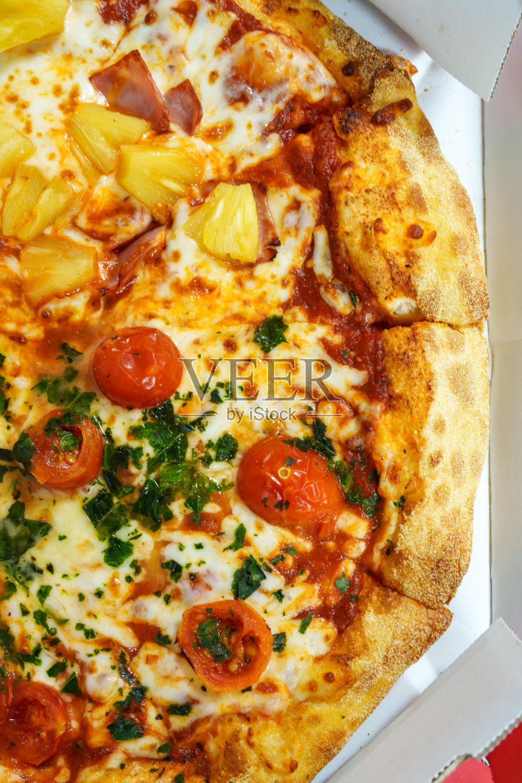 一半热带披萨，一半玛格丽特披萨。照片摄影图片