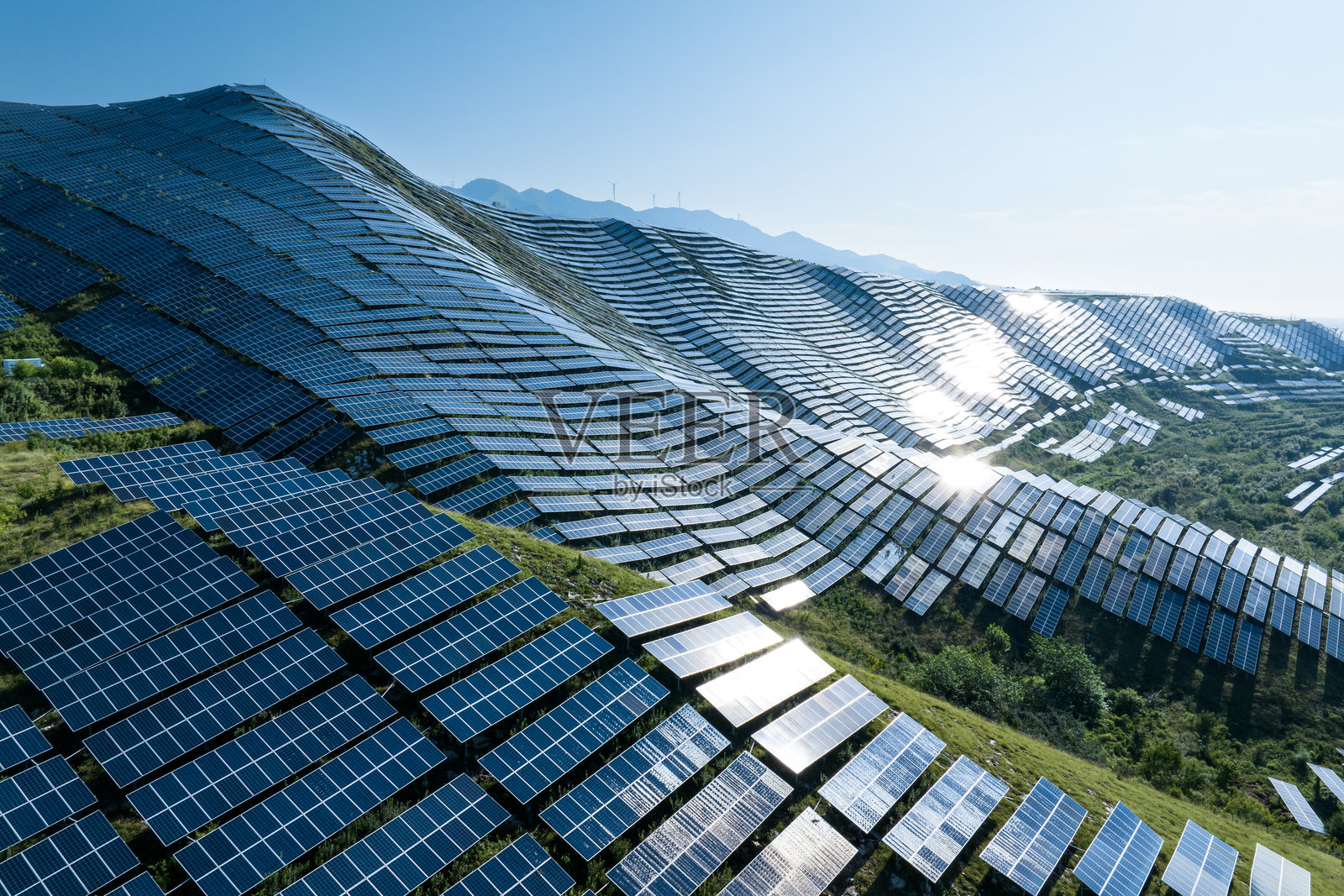 农村太阳能农场的鸟瞰图照片摄影图片