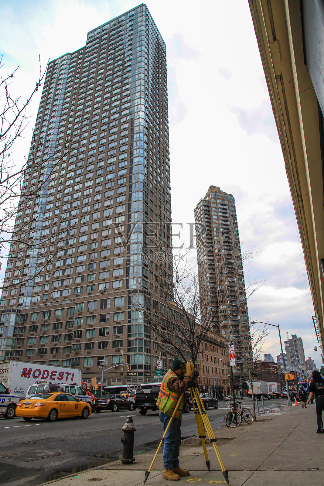 一名男子在观察曼哈顿的摩天大楼照片摄影图片