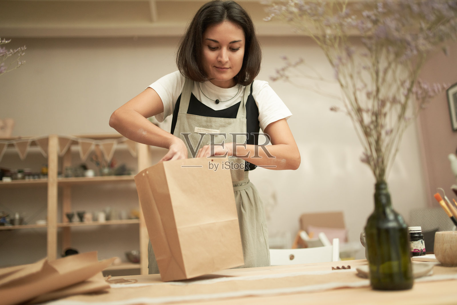 年轻女性在家工作照片摄影图片