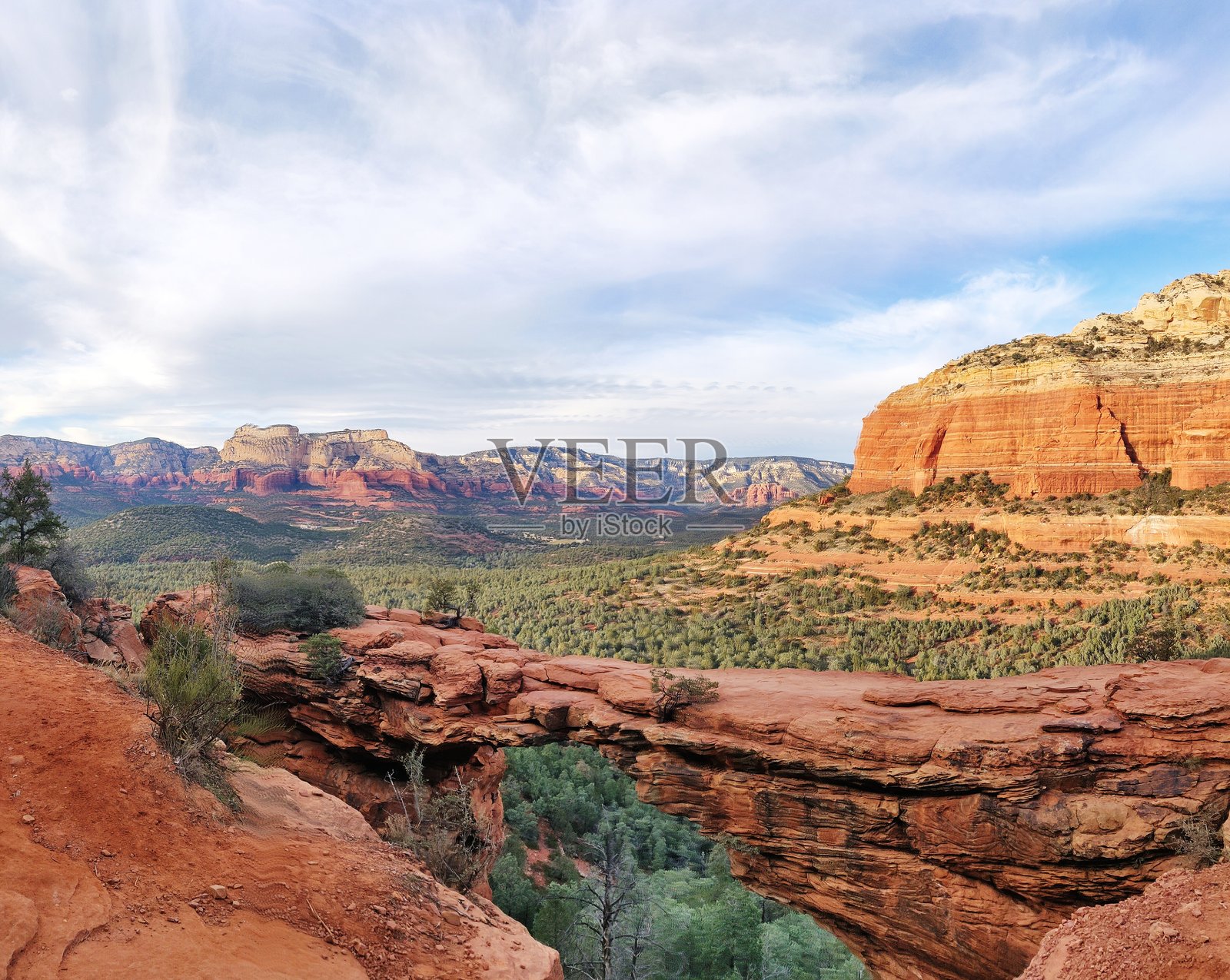 多云天空下的山景照片摄影图片