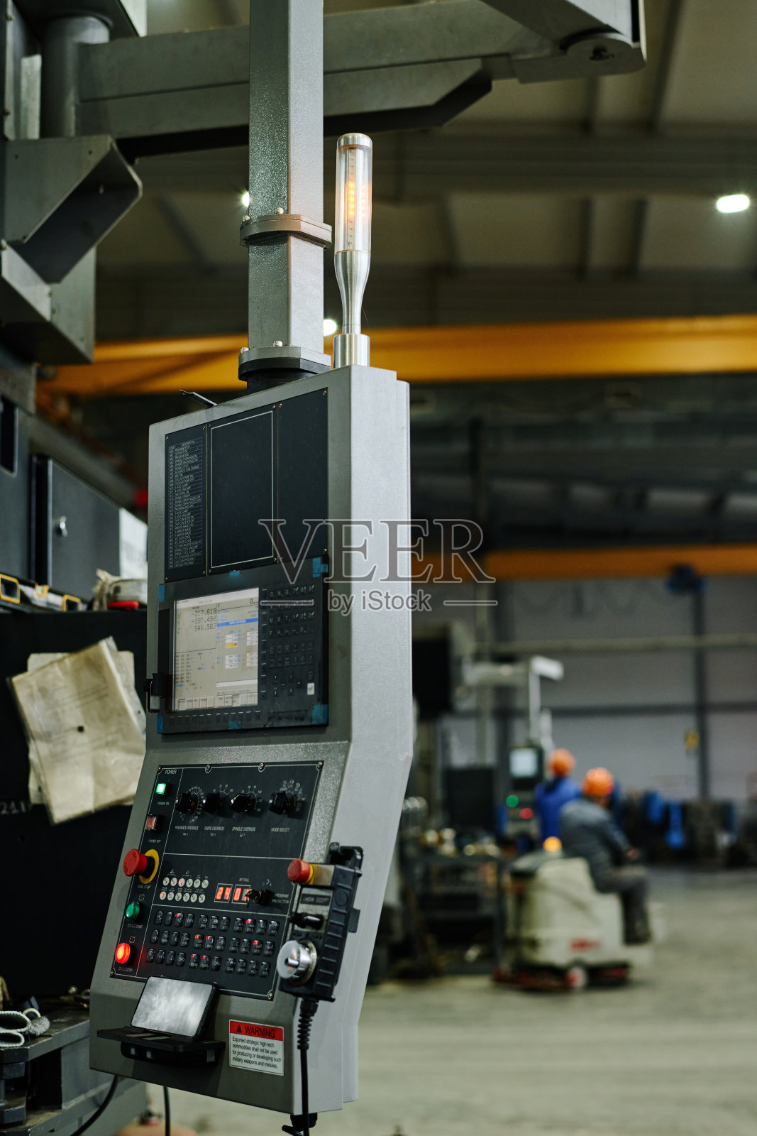 在现代工厂操作大型工业机器照片摄影图片