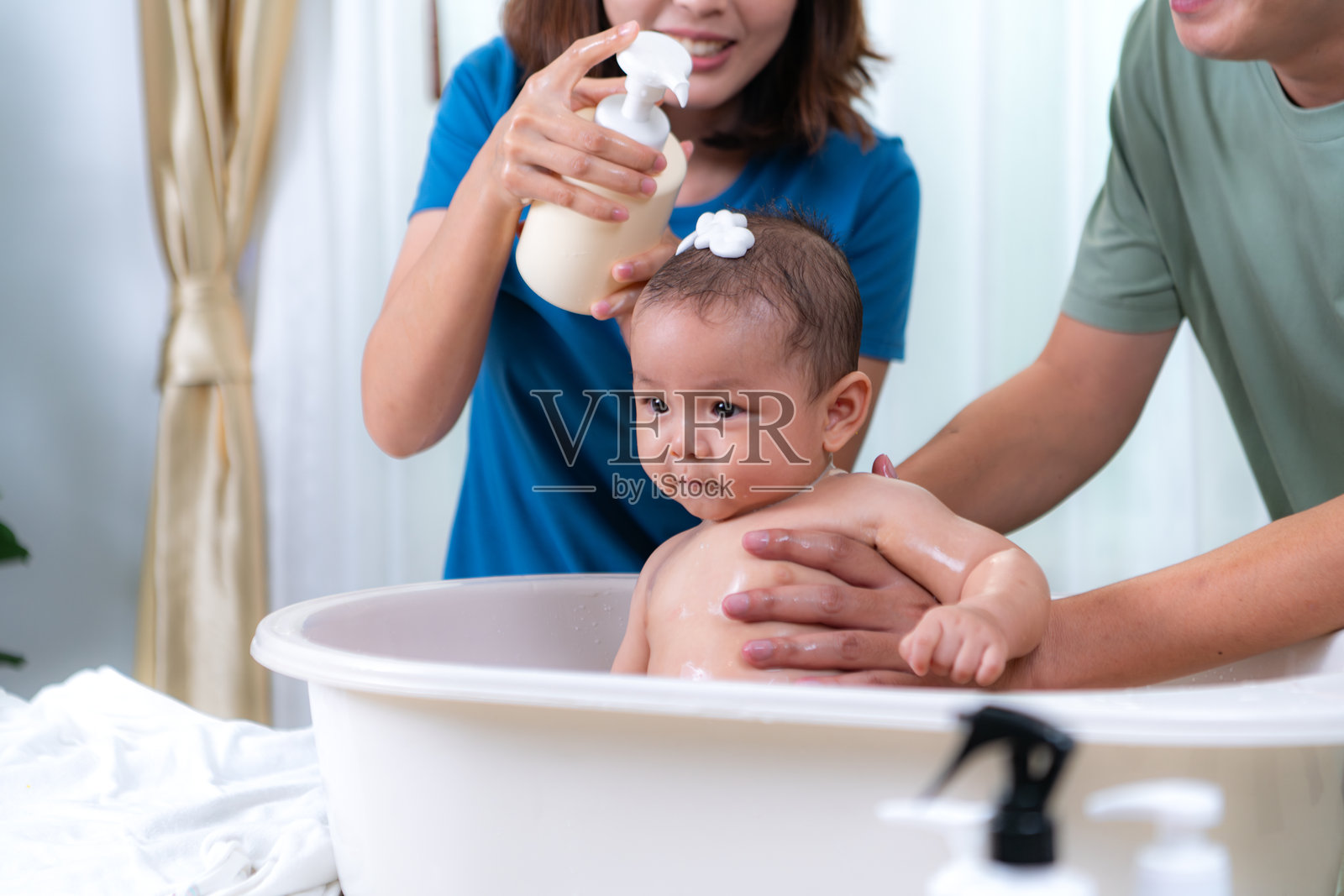 父母在饭后给孩子洗澡照片摄影图片