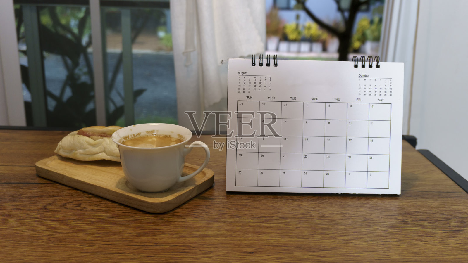 2024日历，用于计划人员每天、每月、每年在木桌上计划日常业务约会。台式台历上有热咖啡，和越南面包放在木制台历上的概念。照片摄影图片