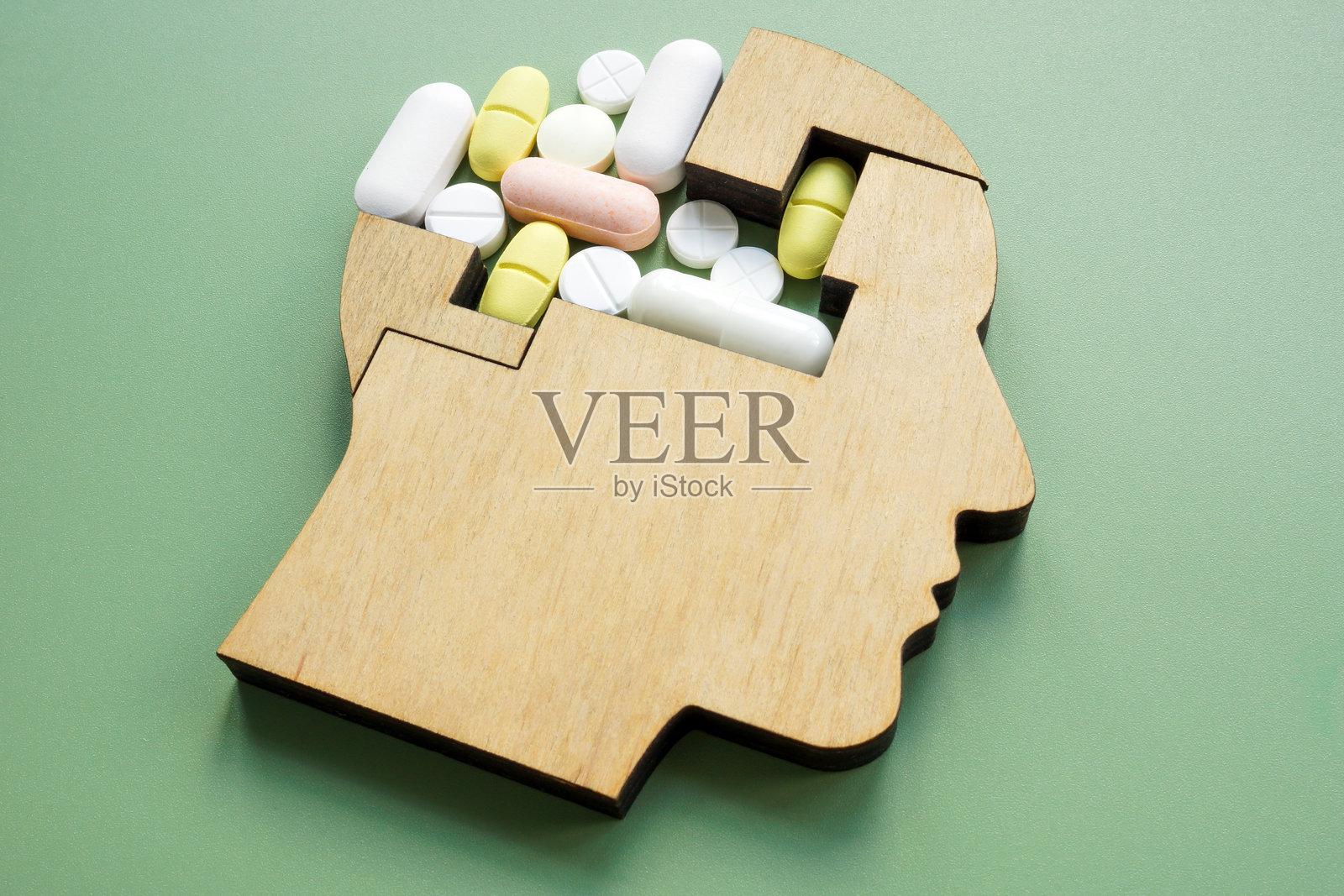 精神健康与治疗：装有药丸的头部拼图照片摄影图片