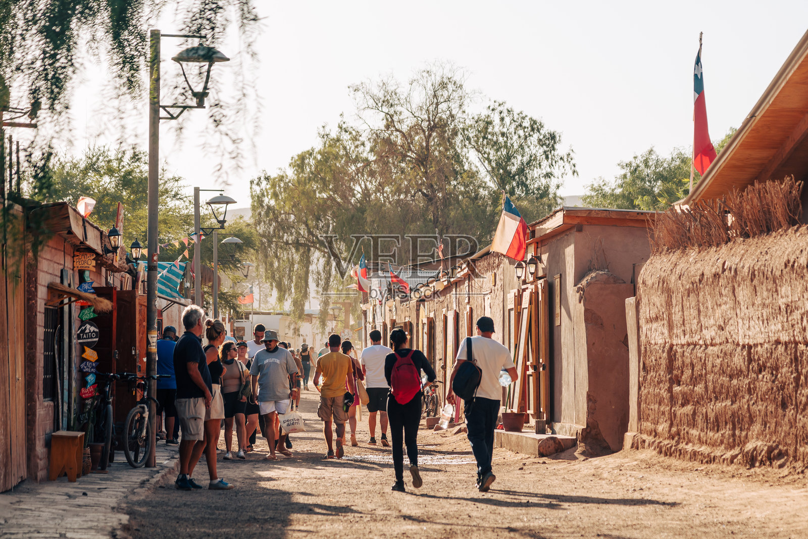 游客探索智利圣佩德罗德阿塔卡马迷人的街道照片摄影图片