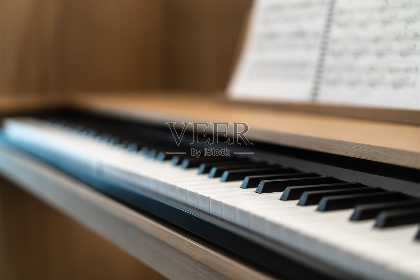 房间内电子钢琴照片摄影图片