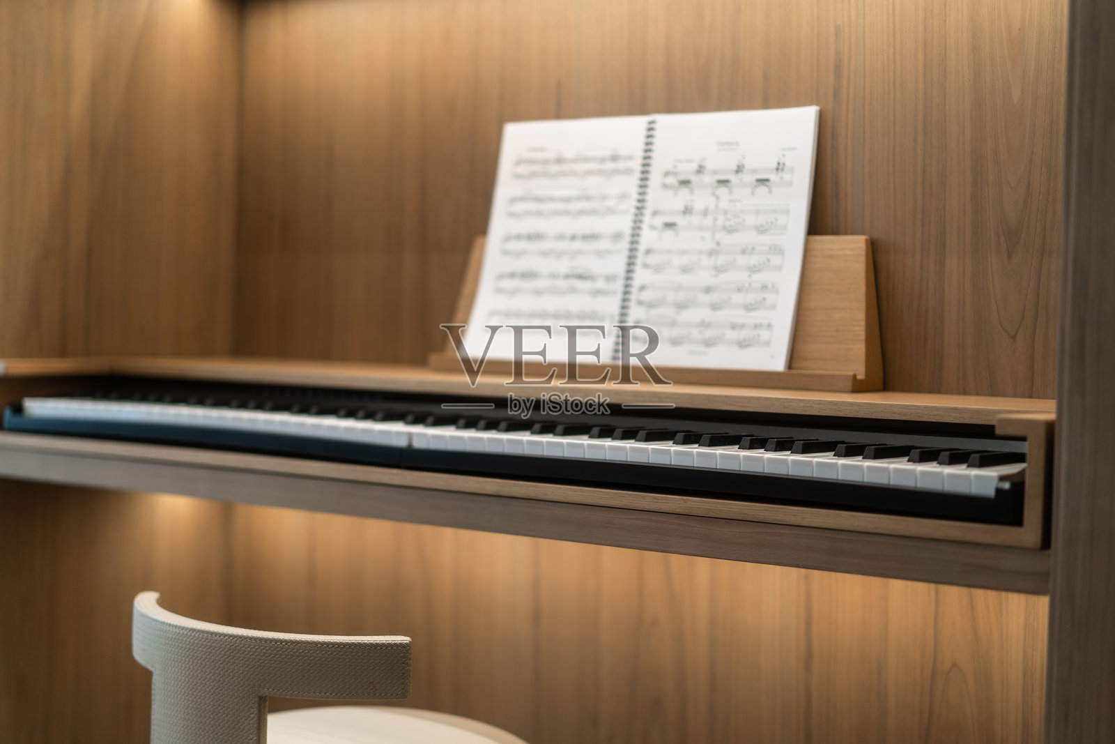房间内电子钢琴照片摄影图片