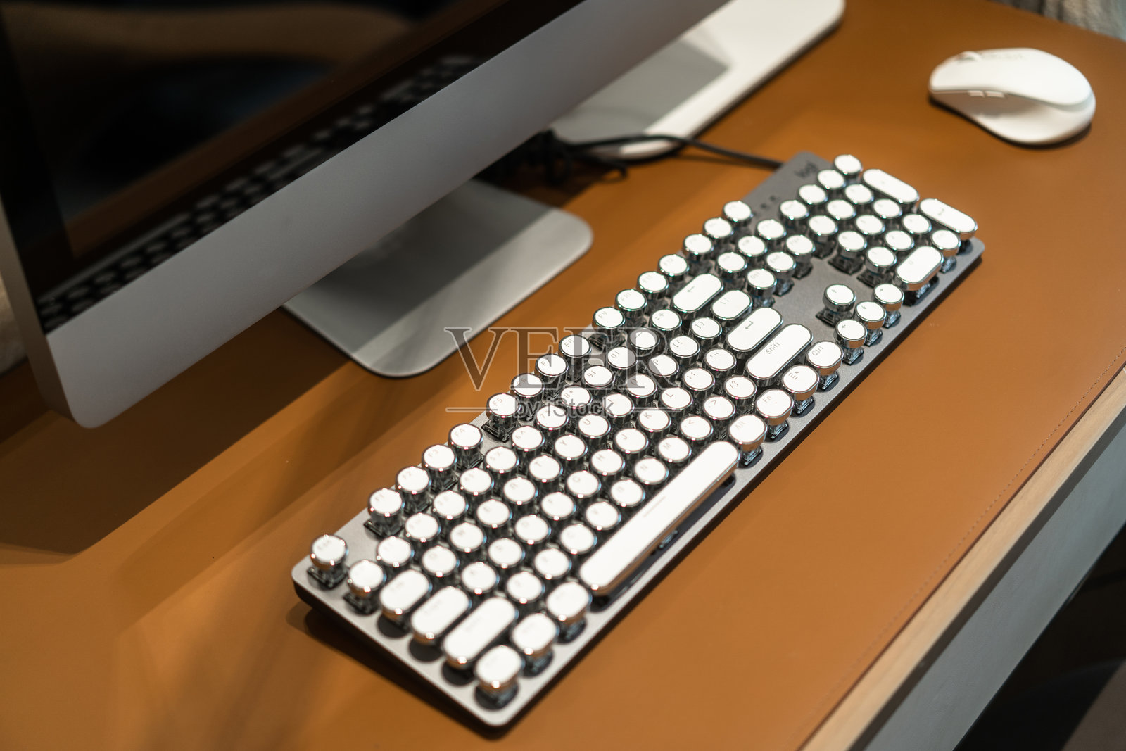 书桌上电脑计算机照片摄影图片