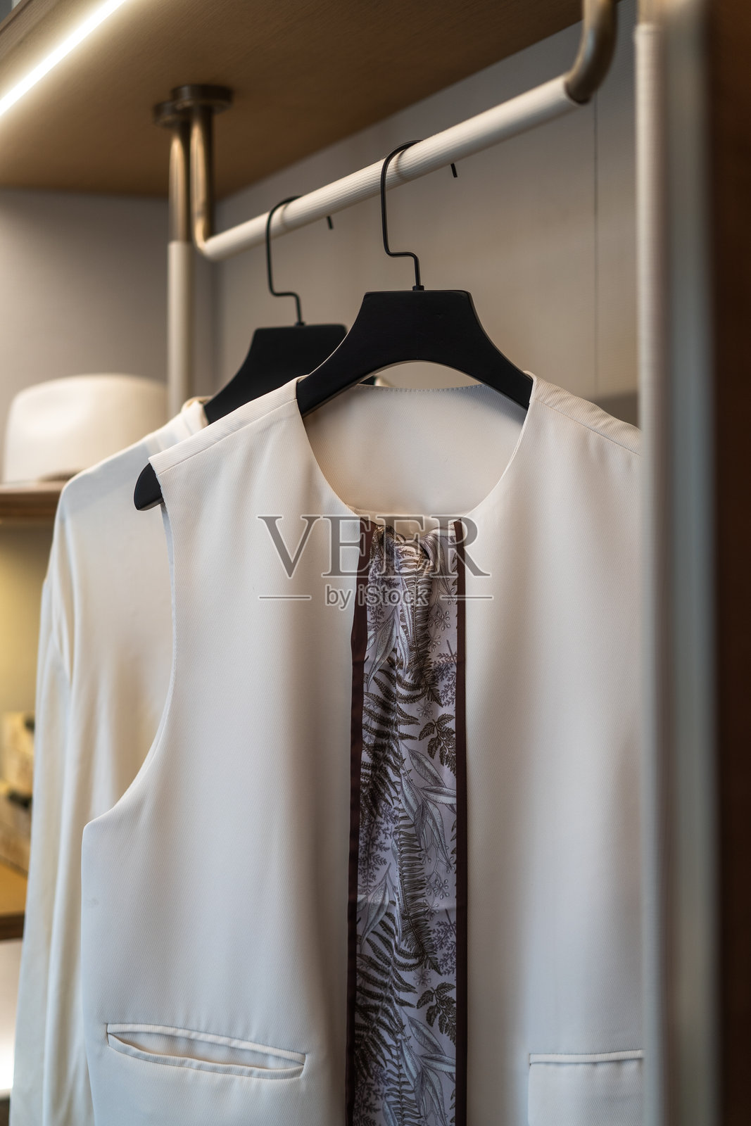 衣柜里挂着的衣服照片摄影图片