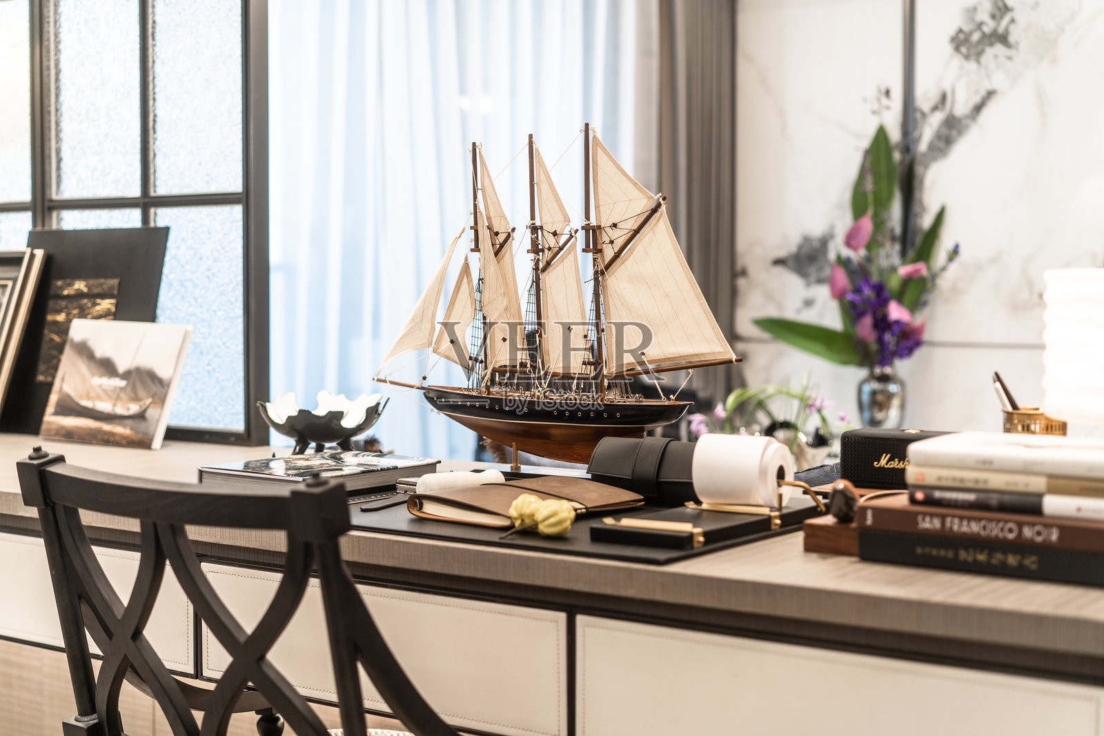 现代简洁书房书桌照片摄影图片