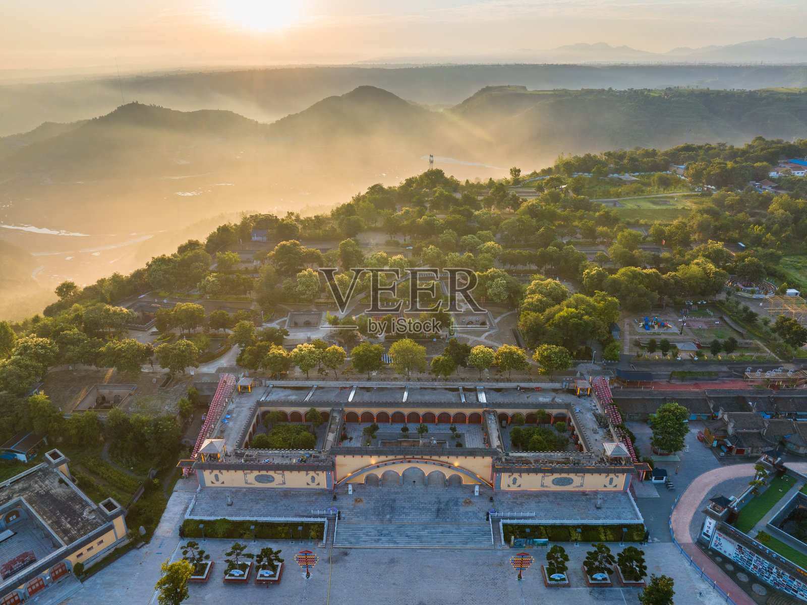 河南三门峡陕州地坑院照片摄影图片