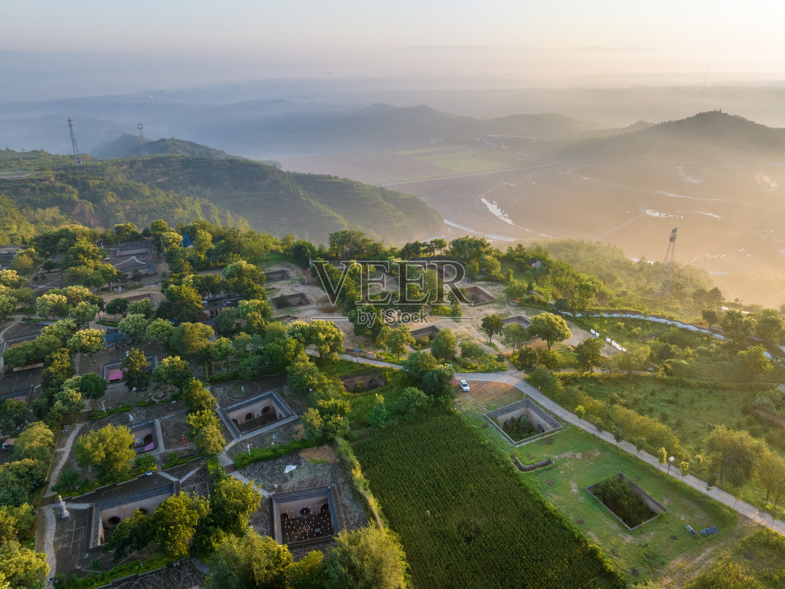 河南三门峡陕州地坑院照片摄影图片