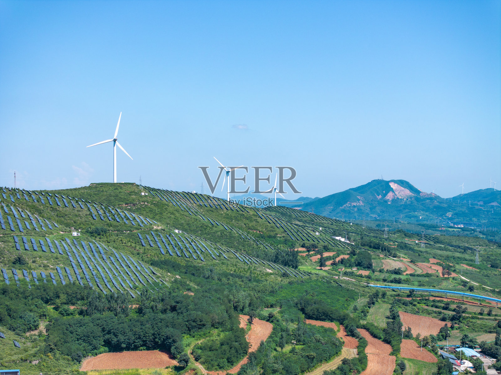 山上的风力发电场风车照片摄影图片