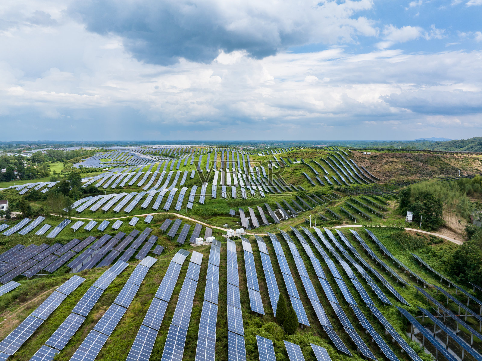 航拍山坡上光伏太阳能发电站照片摄影图片