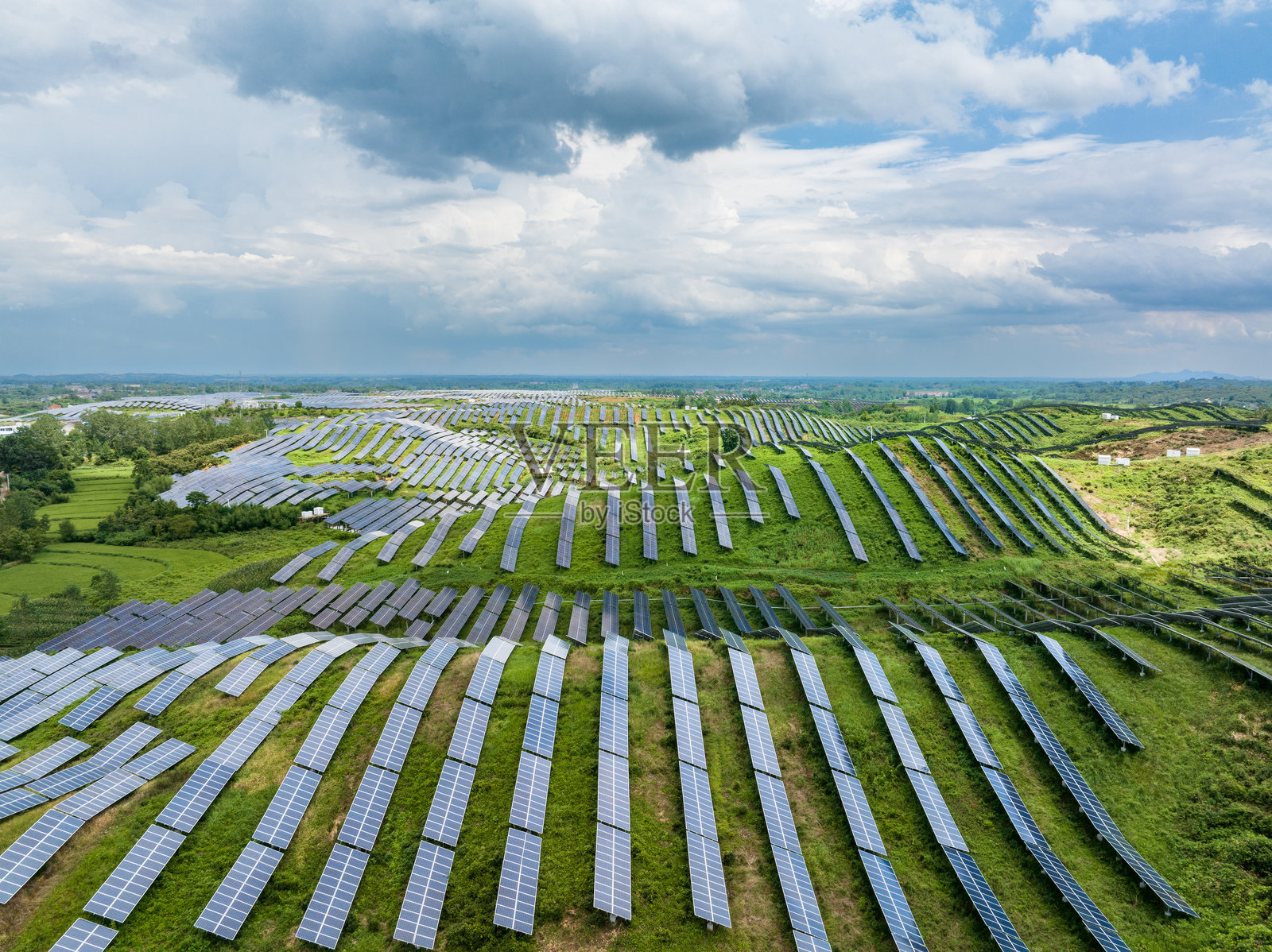 航拍山坡上光伏太阳能发电站照片摄影图片