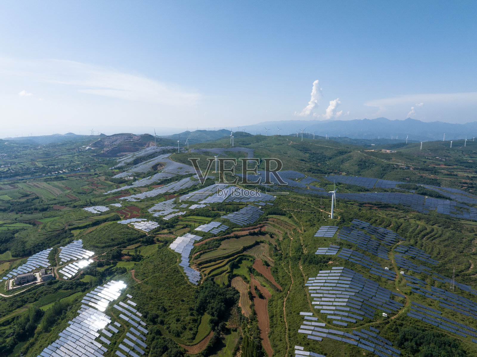 航拍山上风力发电场和光伏太阳能发电站照片摄影图片