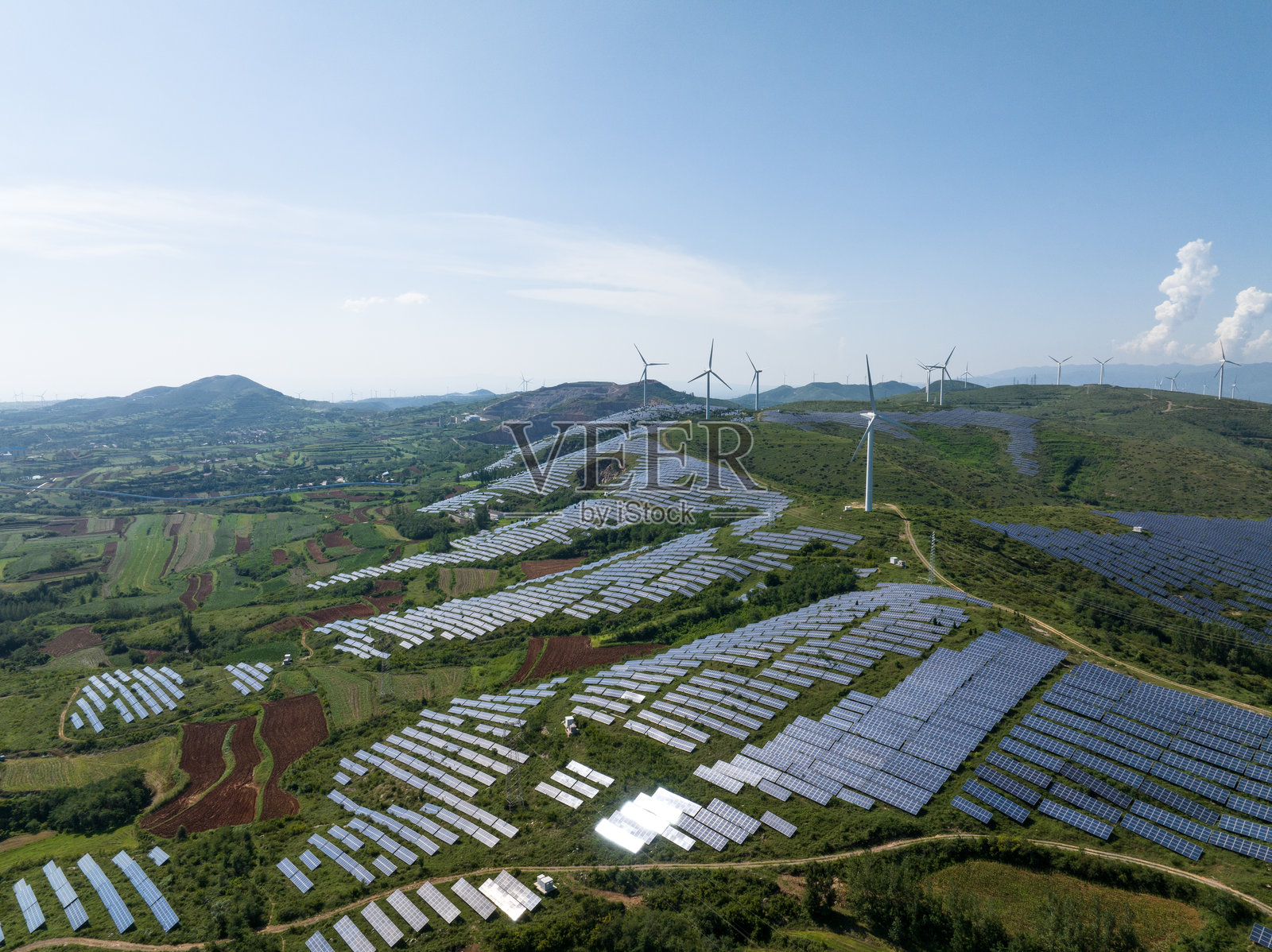 航拍山上风力发电场和光伏太阳能发电站照片摄影图片