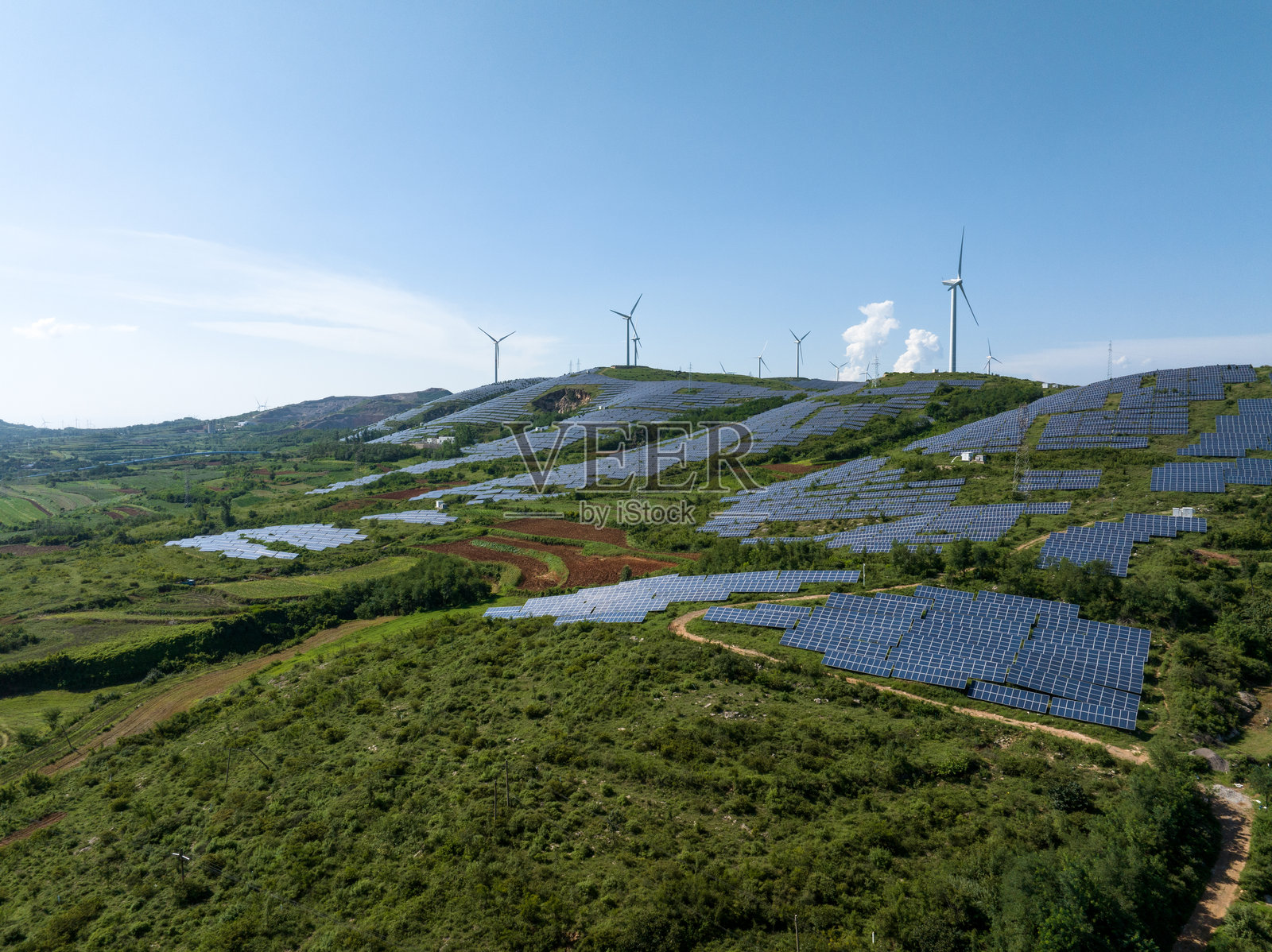 航拍山上风力发电场和光伏太阳能发电站照片摄影图片