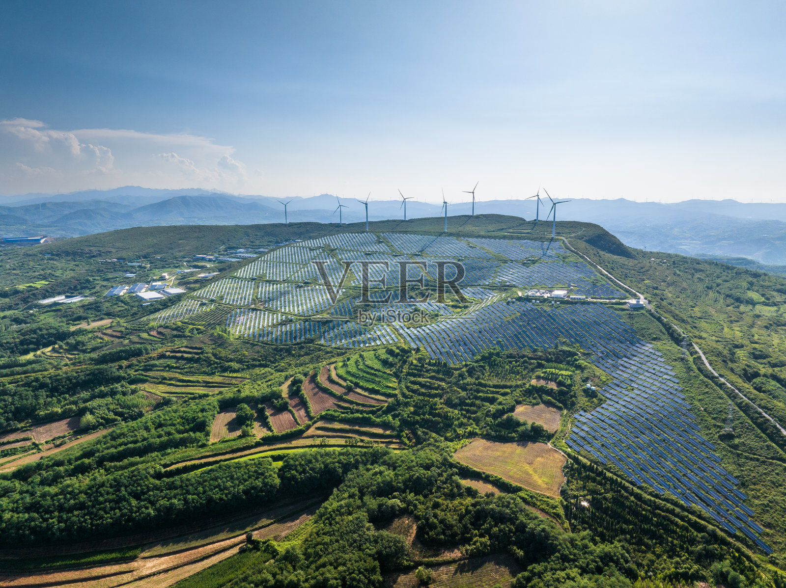 航拍山上风力发电场和光伏太阳能发电站照片摄影图片