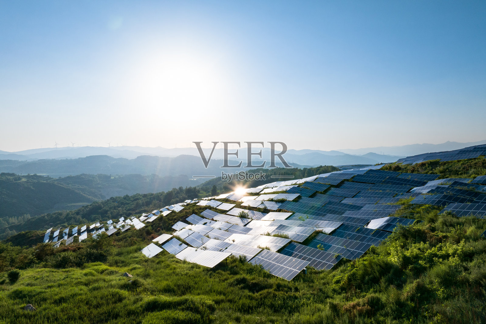 航拍山坡上光伏太阳能发电站照片摄影图片